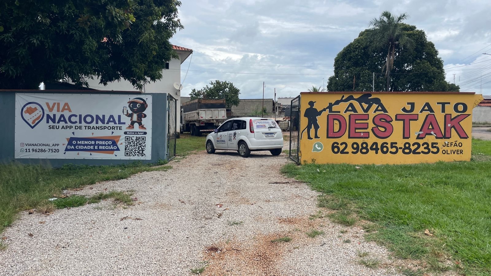 Fachada da Via Nacional em Inhumas GO ao lado do Lavajato Destak, mostrando estrutura física no mesmo endereço e carro adesivado da Via Nacional